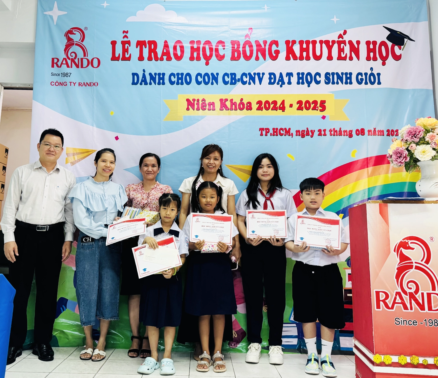 le trao hoc bong khuyen hoc RANDO 2024-2025 3